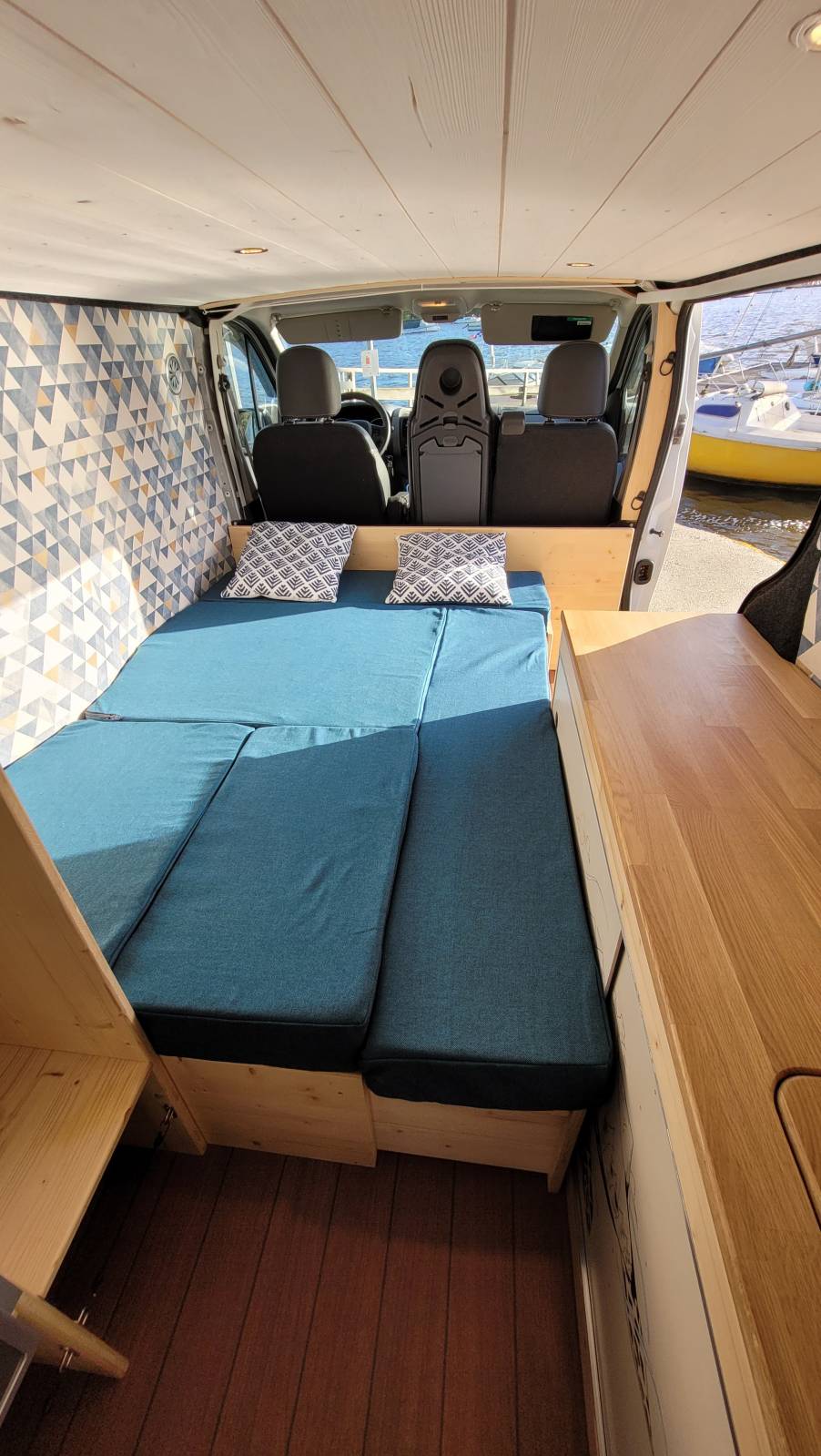VangelaCampervan – Camping-car automatique Renault Trafic - 2 couchages à  partir de 74,00 £ par jour Goboony