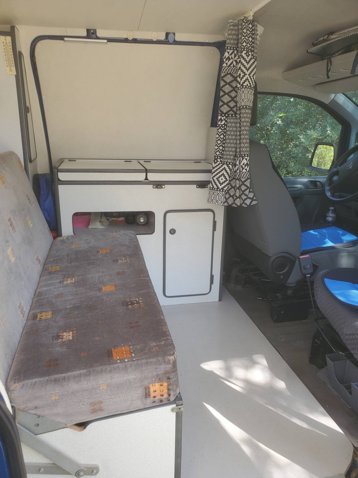 Citroën Jumpy L2H1 d'Erwan et Gwen - LD Camp  Fourgon camping car, Contre  plaqué bouleau, Colonne de rangement