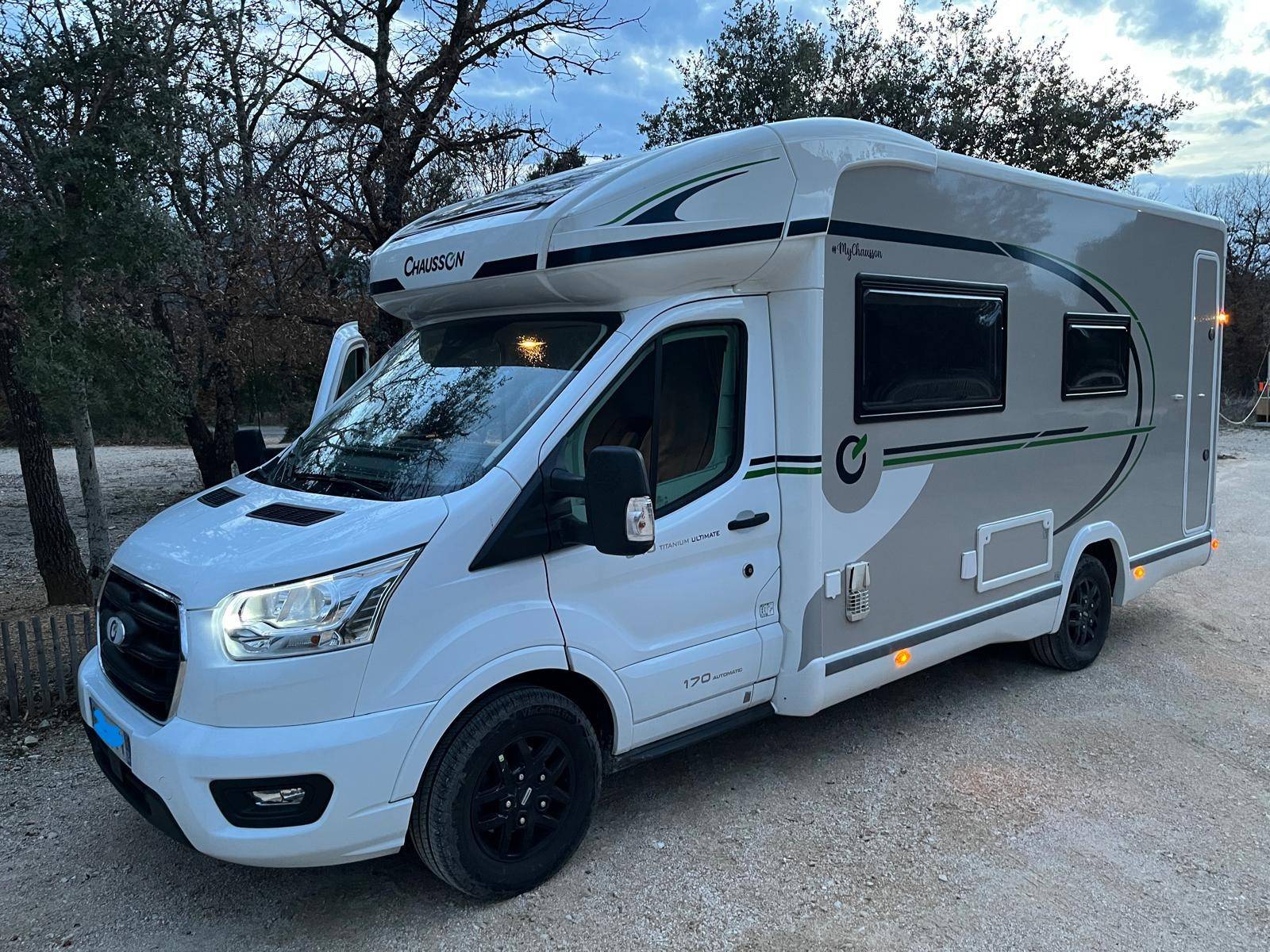 Location camping-car profilé Saint-Saturnin-lès-Avignon (84