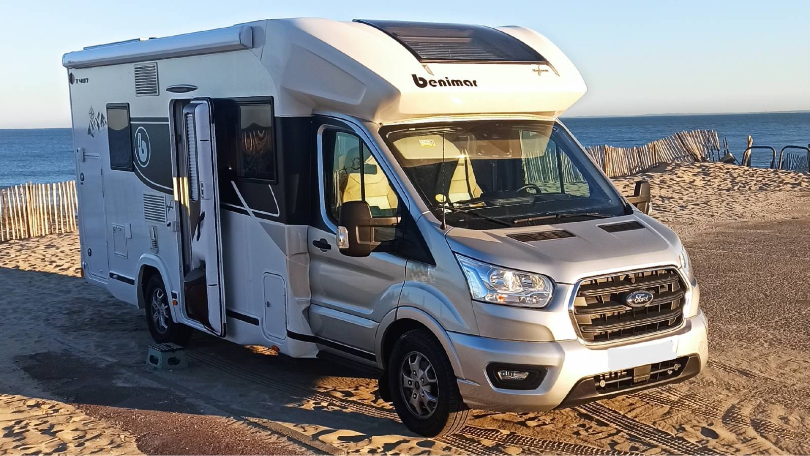 Location camping-car profilé Gelos (64) Ford BENIMAR TESSORO 487